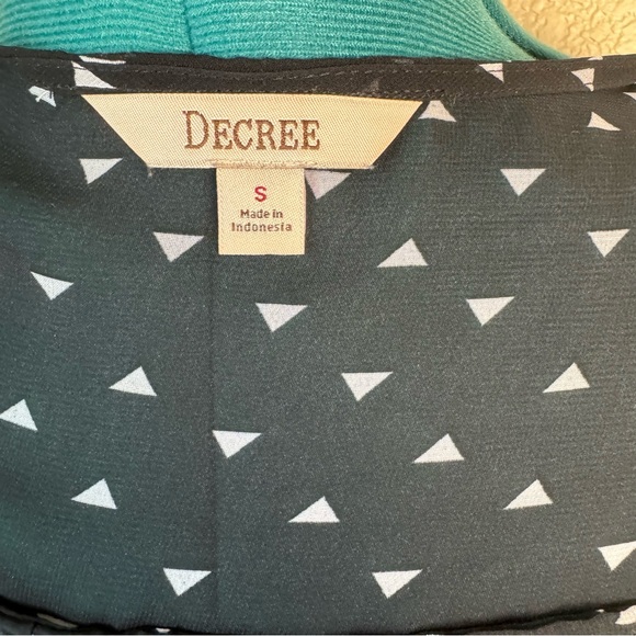 Drape front black print long sleeve Flowy blouse w peplum waist Sz Small - Picture 4 of 6